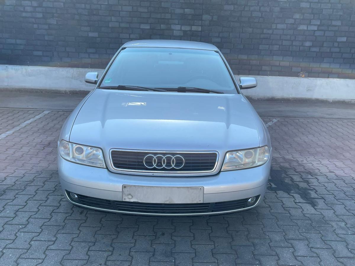 Audi A4 B5 Limousine original Tür vorn links LY7W Lichtsilber BJ99